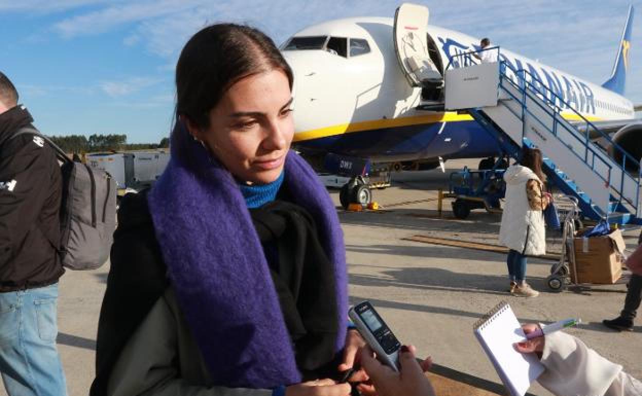 Sara Fiallega, primera pasajera en pisar el aeropuerto de Asturias del vuelo procedente de Dublín. / J. M. PARDO