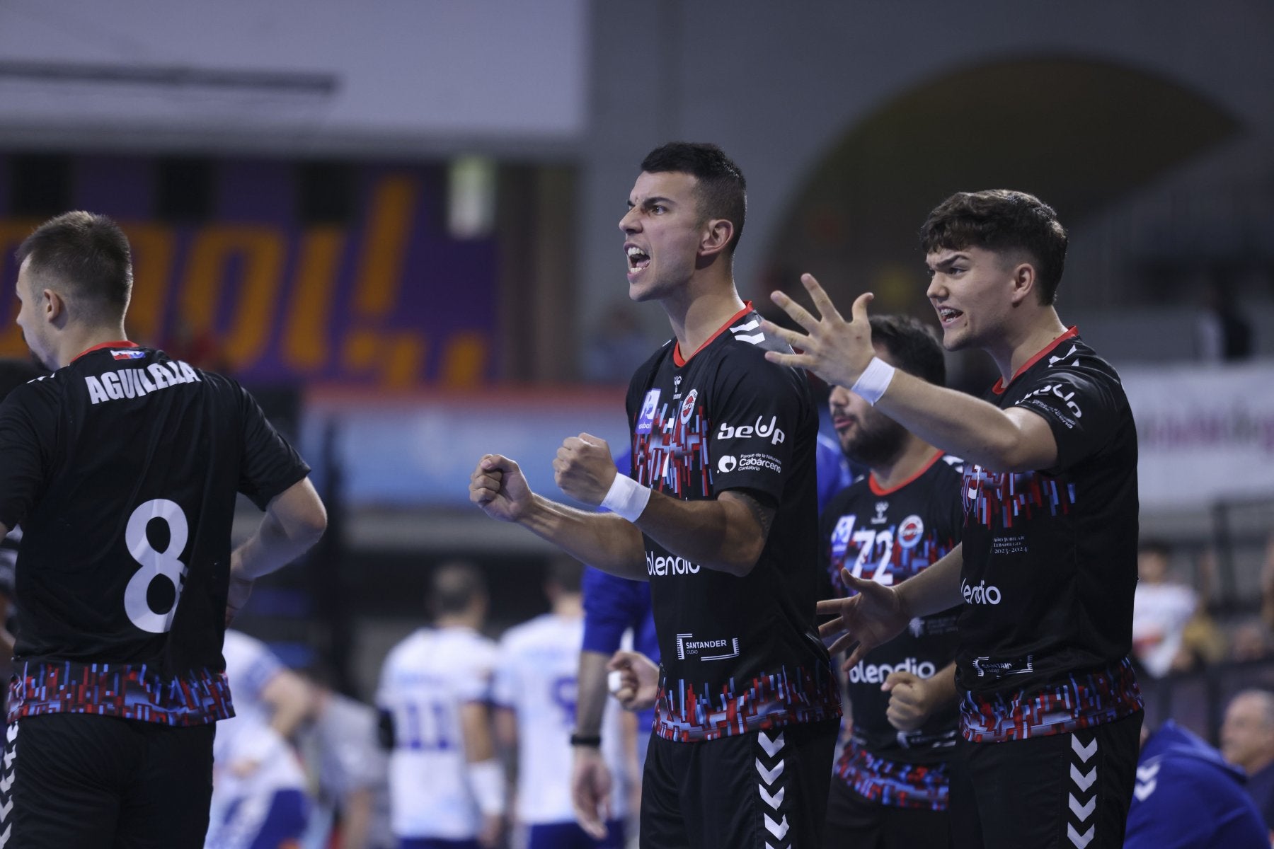 Berto Pla y Marcos Domínguez, del Sinfín, celebran un gol. 