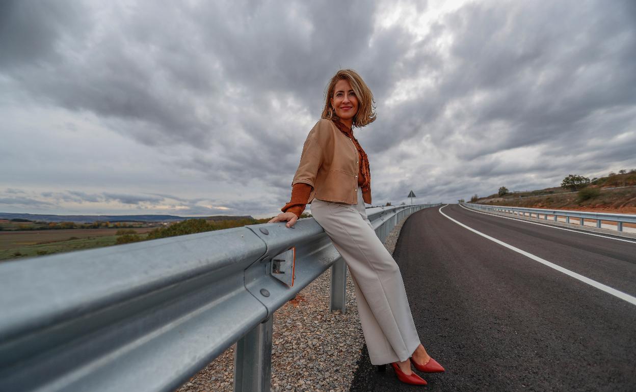 La ministra de Transportes, el pasado miércoles antes de la inauguración del nuevo enlace de acceso directo a Valderredible desde la autovía de la Meseta. 