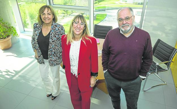 María Antonia Mora, directora del ICASS, Eugenia Gómez de Diego, consejera de Empleo y Políticas Sociales, y Julio Soto, director general de Políticas Sociales.