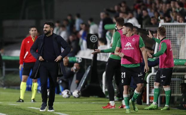 Guille Romo, en el banquillo durante el partido ante el Alavés.