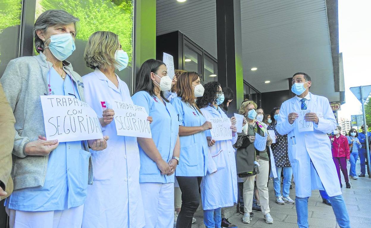 Concentración en el Centro de salud de la Calle Vargas para pedir más seguridad para los sanitarios.