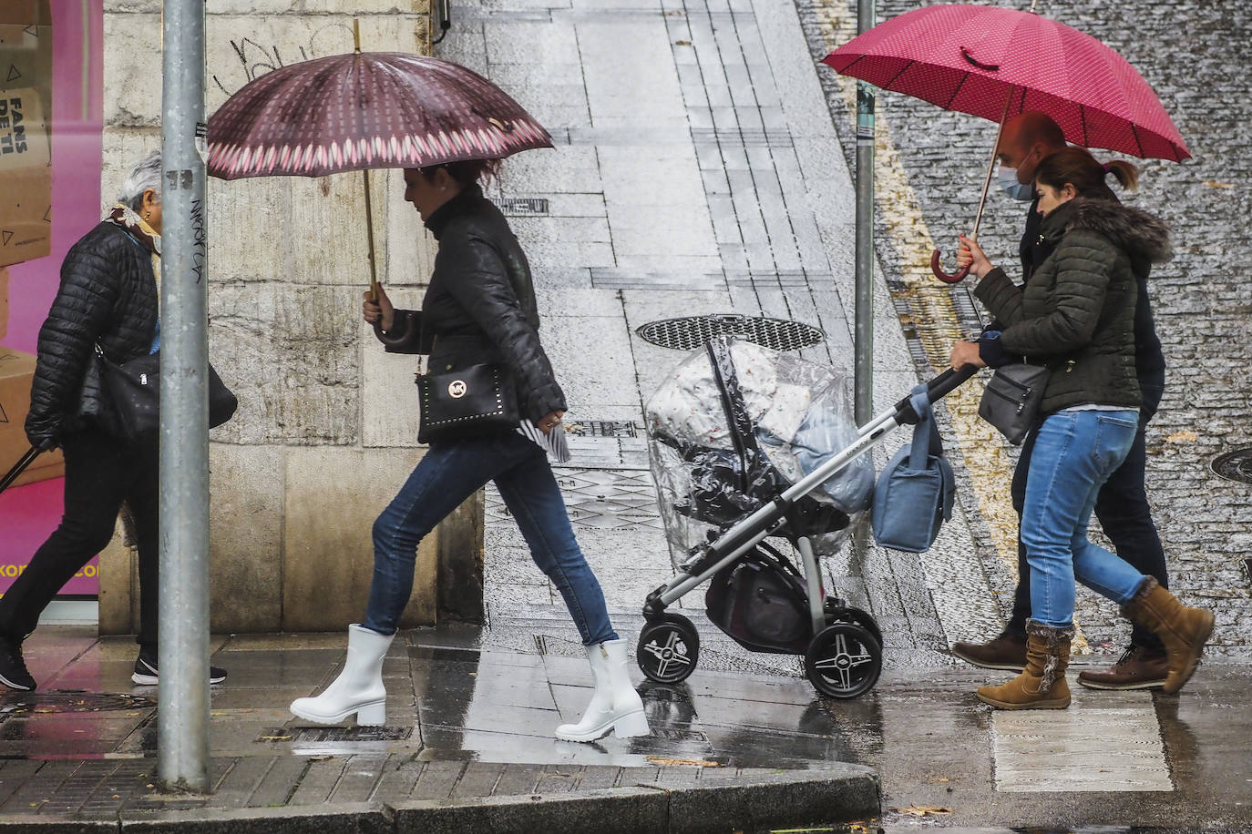 Fotos: Día de viento, lluvia y olas