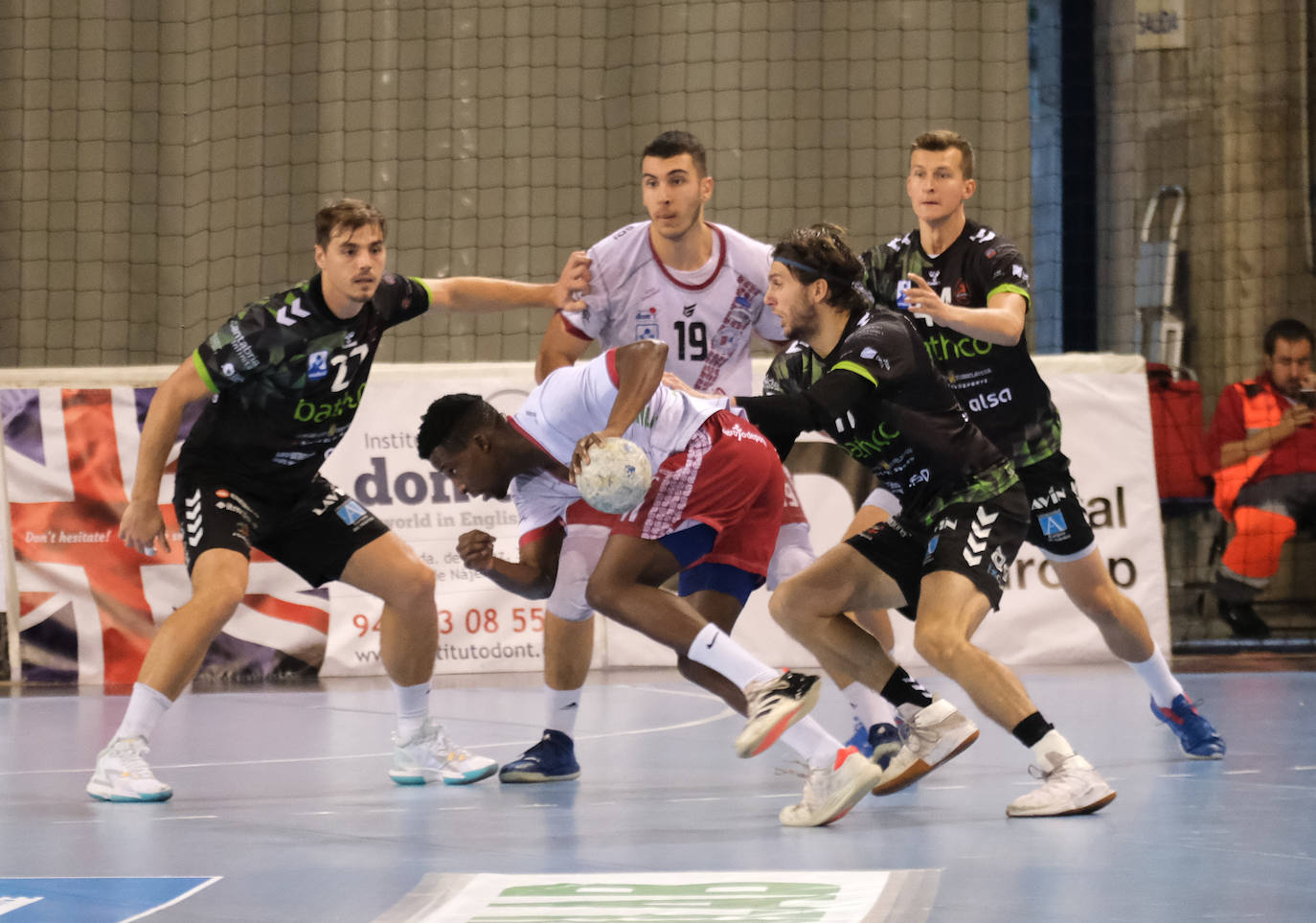 Los naranjas, liderados por Adrián Fernández con doce goles y Mile Mijuskovic bajo los palos, ganan a los franjivinos en un emocionante partido