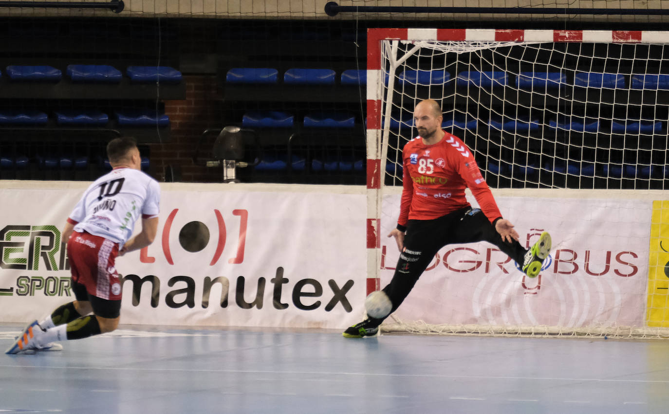 Los naranjas, liderados por Adrián Fernández con doce goles y Mile Mijuskovic bajo los palos, ganan a los franjivinos en un emocionante partido