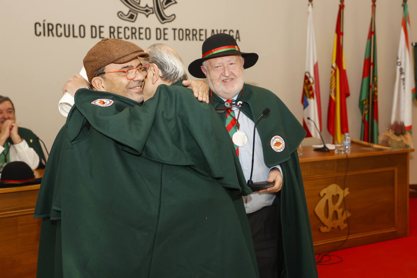 La Cofradía de los Cocidos de Cantabria, que nació y tiene su sede en la capital del Besaya, aprovechó la ocasión para homenajear a los cocineros Jesús Sánchez y Zacarías Puente, y al consejero de Turismo, Javier López Marcano. 