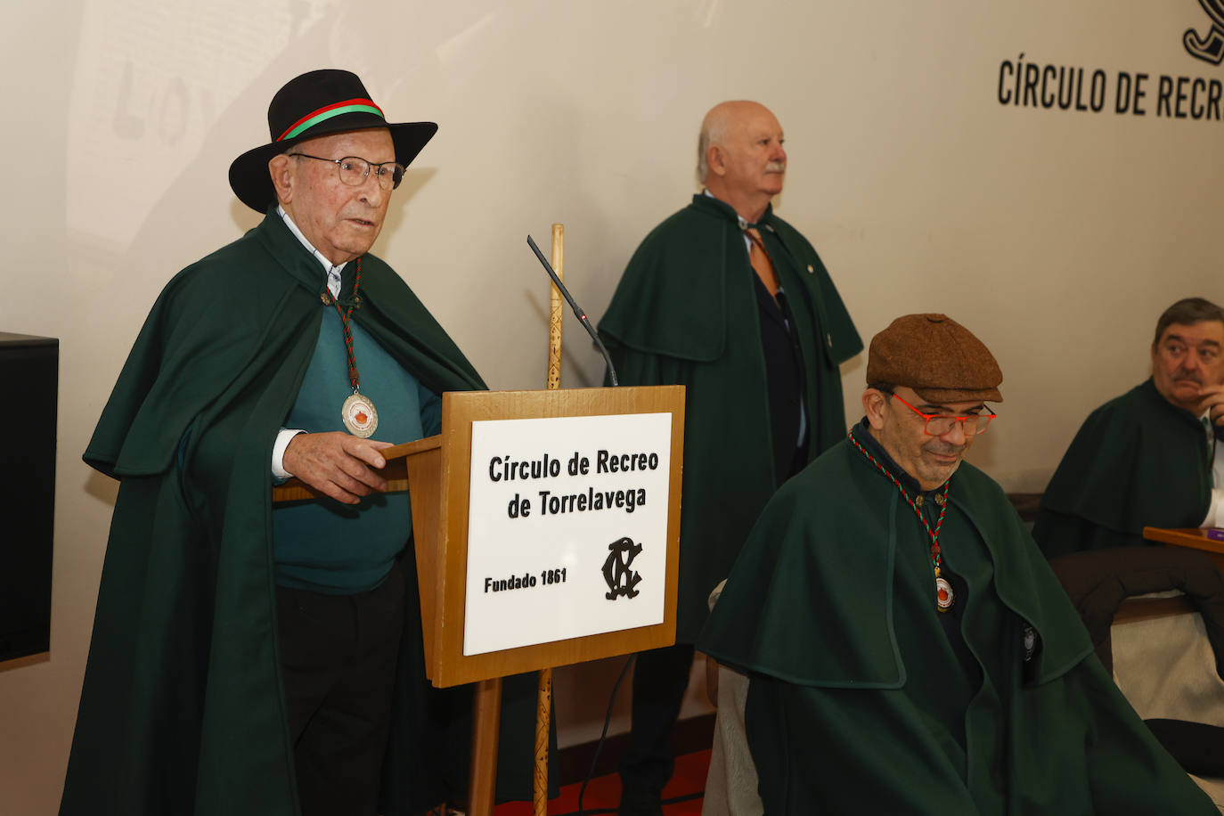 Seguidamente, se procedió al nombramiento de Zacarías Puente como Cofrade Emérito. Nacido en Guriezo, el popular hostelero abrió su primer restaurante en 1964: el Risco de Laredo. En 1985 fundó la Cofradía del Queso y, entre otros galardones, posee la Cruz Oficial de la Orden del Mérito Agrícola. «El sentido de las cofradías es la hermandad y la del cocido se dedica a ensalzar la cultura para alimentar nuestra alma», dijo el octogenario empresario, «muy feliz» por el reconocimiento público.