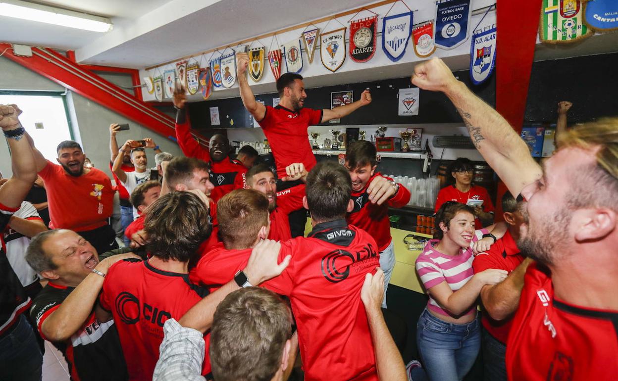 Los jugadores del Velarde celebran que el Sevilla será su rival.