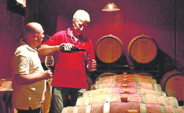 Javier Blanco y José Antonio Parra, catan los vinos de su bodega. 