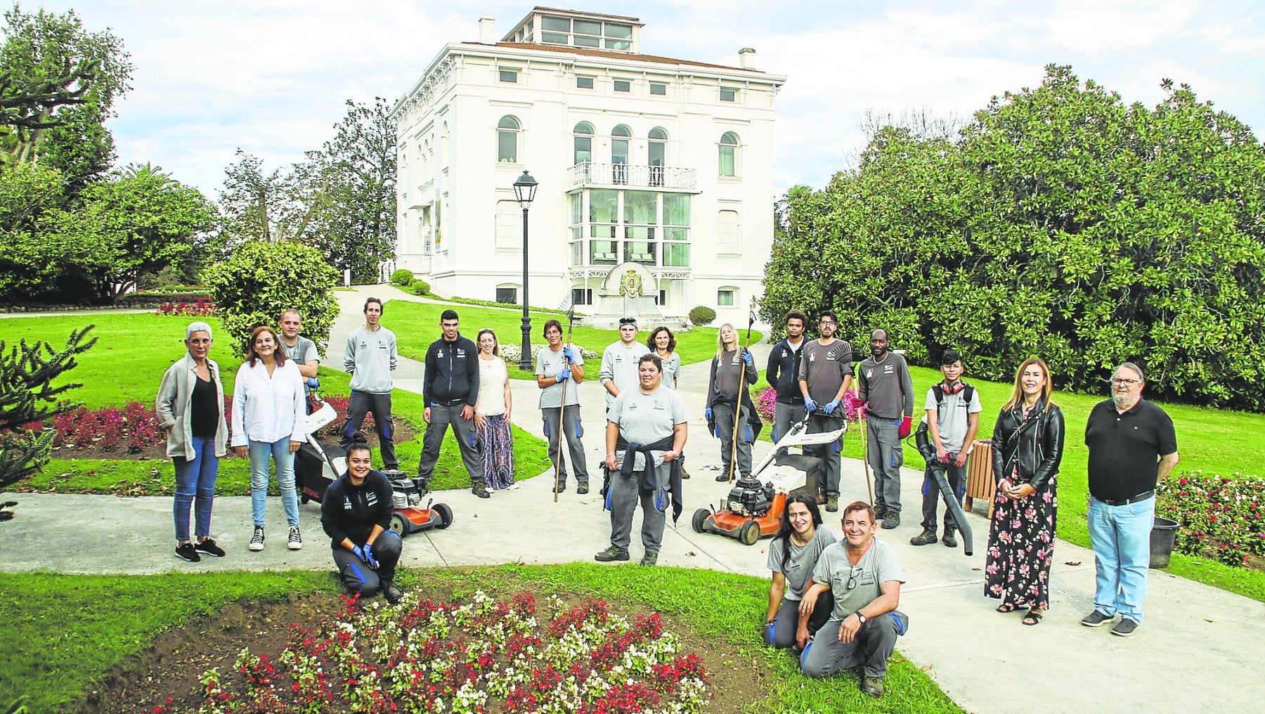 Alumnos del programa de formación, junto al profesorado y representantes municipales frente a la icónica Casa Blanca de Valdecilla. 