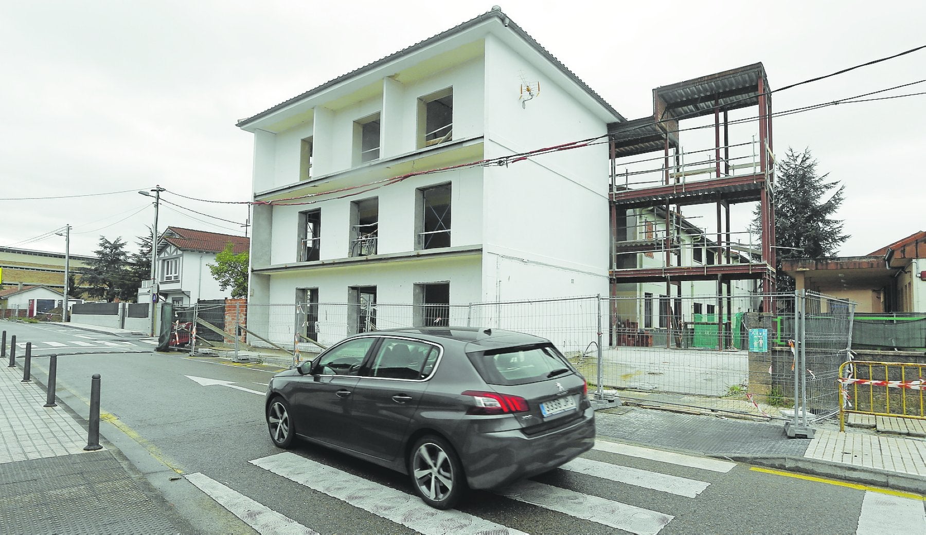 Obra de construcción del futuro Centro Cívico de Sierrapando, que quedará conectado con el colegio público. 