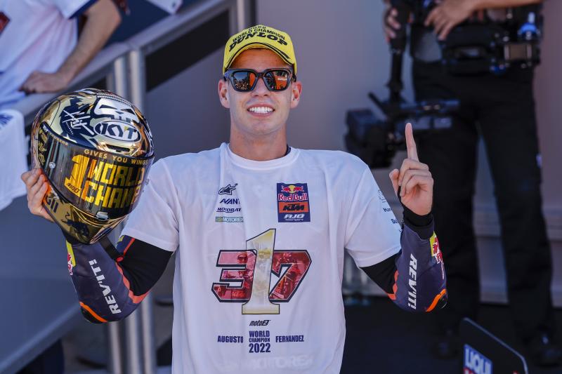 Augusto Fernandez celebra su título de Moto2 con la camiseta conmemorativa puesta.