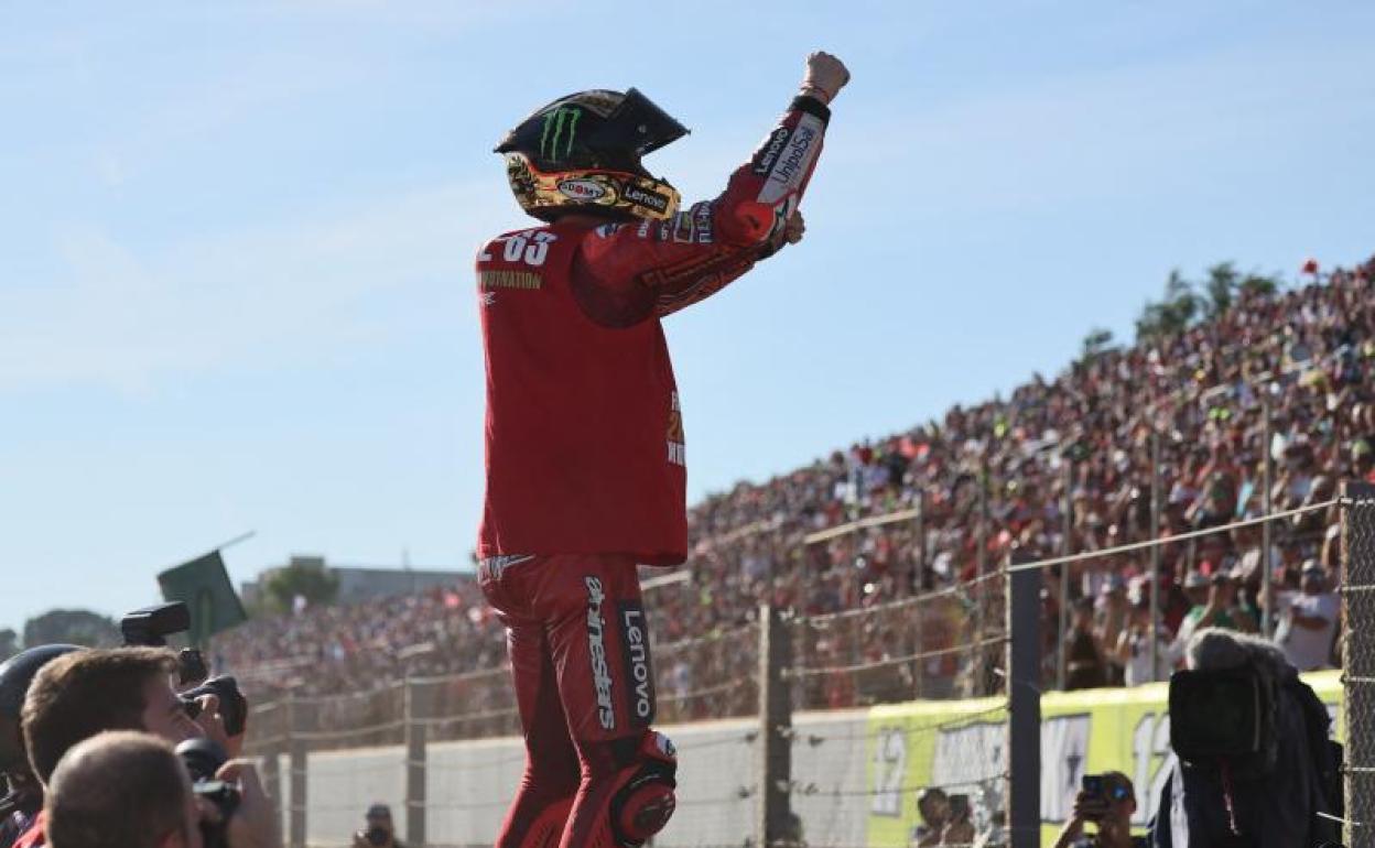 Bagnaia tras ganar el Mundial en Valencia