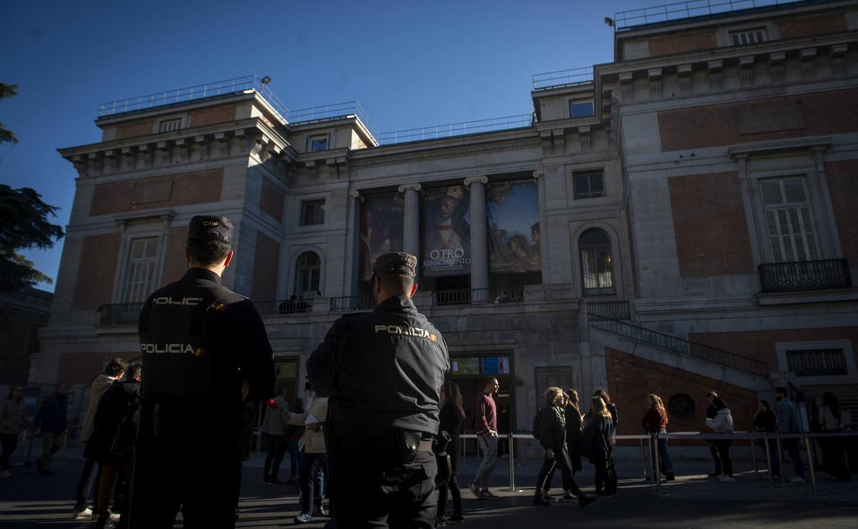 Dos policías a las puertas del Museo del Prado el sábado.