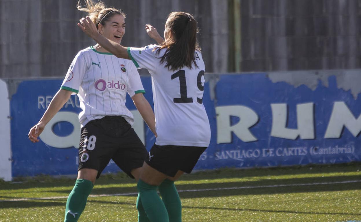 Meri (izquierda) celebra un gol con Carla. 