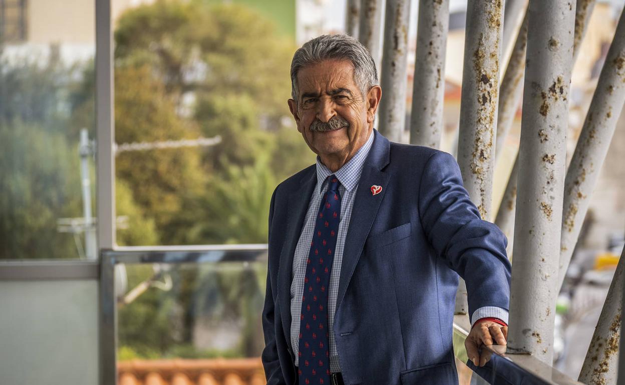 Miguel Ángel Revilla posa en el balcón de su despacho de la sexta planta del edificio gubernamental de Peña Herbosa. 