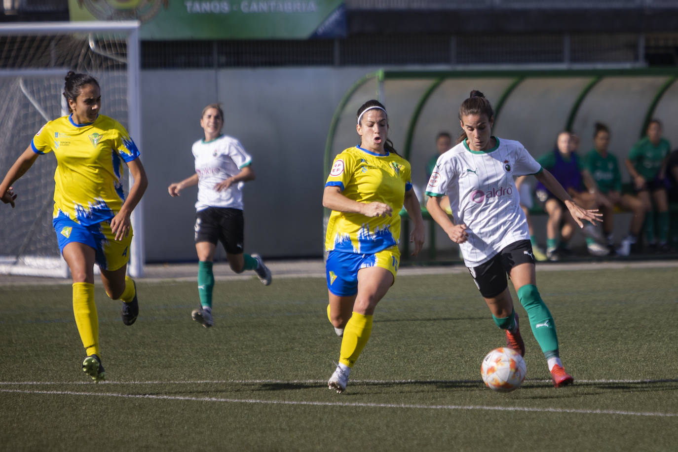 Fotos: El Racing Féminas golea al Friol en una gran primer parte