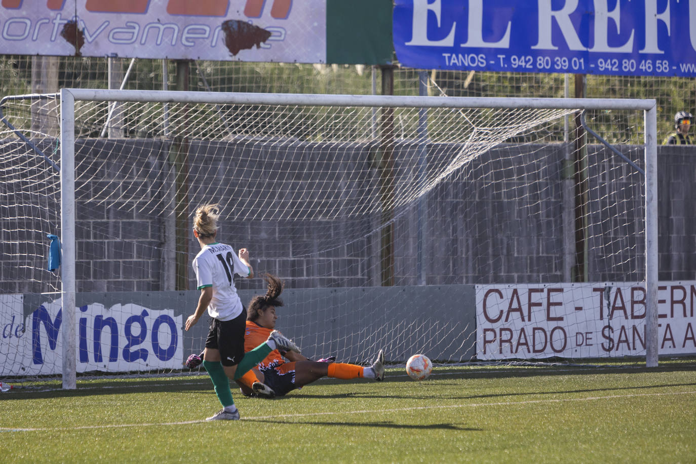 Fotos: El Racing Féminas golea al Friol en una gran primer parte