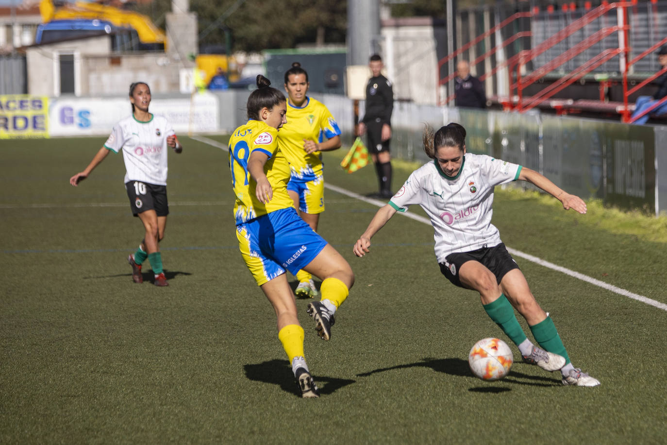 Fotos: El Racing Féminas golea al Friol en una gran primer parte