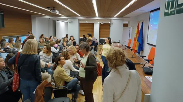 Imagen de la asamblea que ha comenzado a las once de la mañana en el Colegio oficial de Médicos. Han acudido cerca de 150 sanitarios. El Sindicato ha calificando de «éxito absoluto» la movilización.