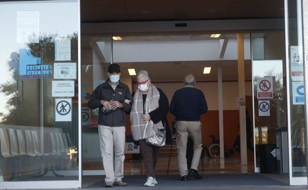 Varios pacientes salen de el centro de salud de Los Castros. 