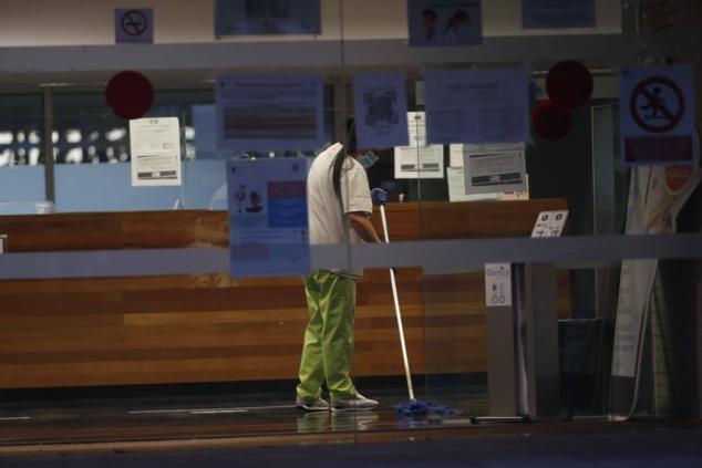 El servicio de limpieza del centro de salud El Sardinero, antes de la apertura de las instalaciones.