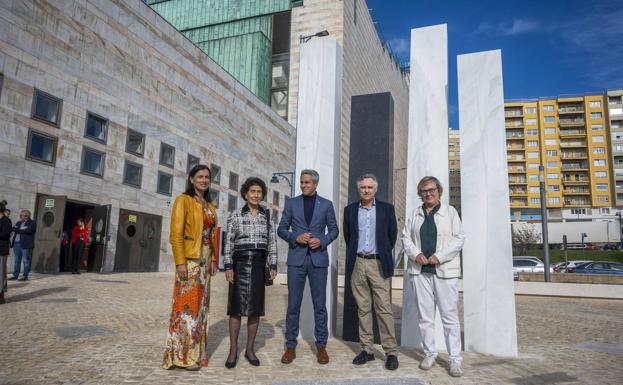 Gema Igual, Paloma O'Shea, Pablo Zuloaga, José Cobo y Gema Agudo, ayer, en el acto inaugural de la escultura en Gamazo. 