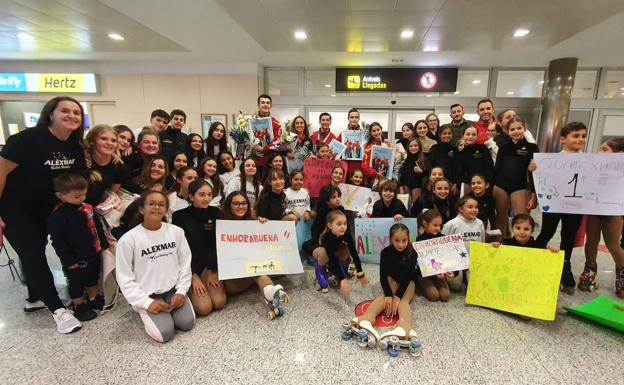 Los campeones fueron recibido por sus compañeros del club, familiares y amigos.