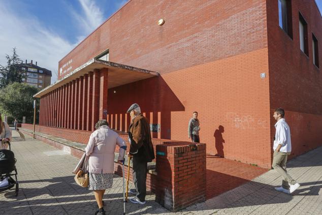 El Centro de Salud Zapatón, de Torrelavega, ha registrado en las primeras horas de la mañana pequeñas colas de pacientes, que en algunos casos han visto aplazadas sus consultas.