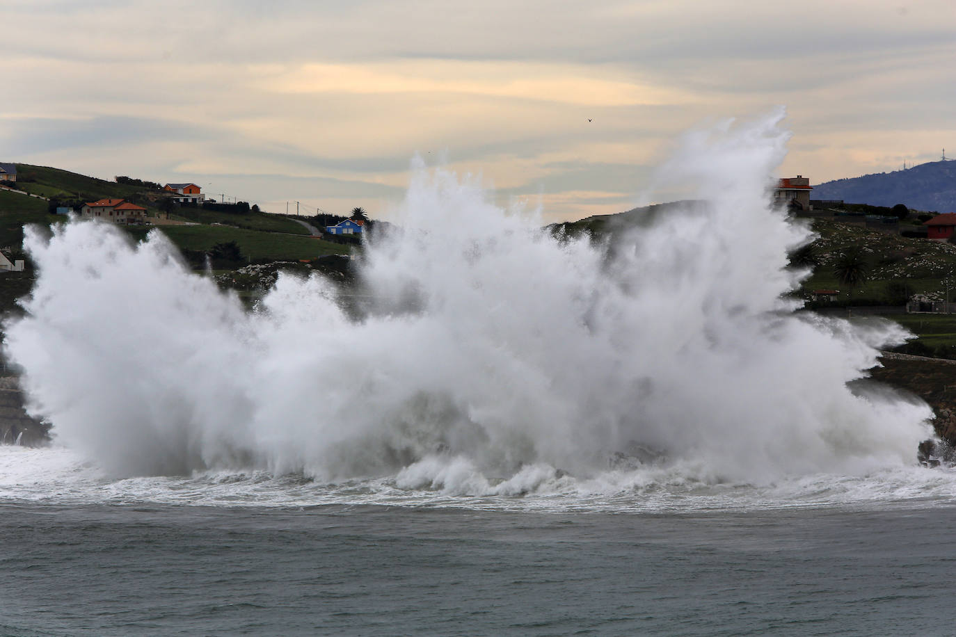 Fotos: Las imágenes que deja el temporal este lunes en Suances