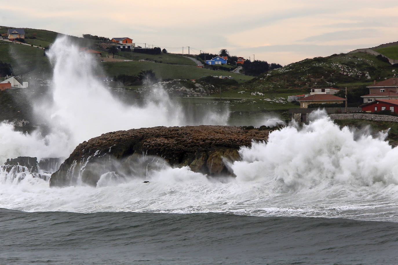 Fotos: Las imágenes que deja el temporal este lunes en Suances