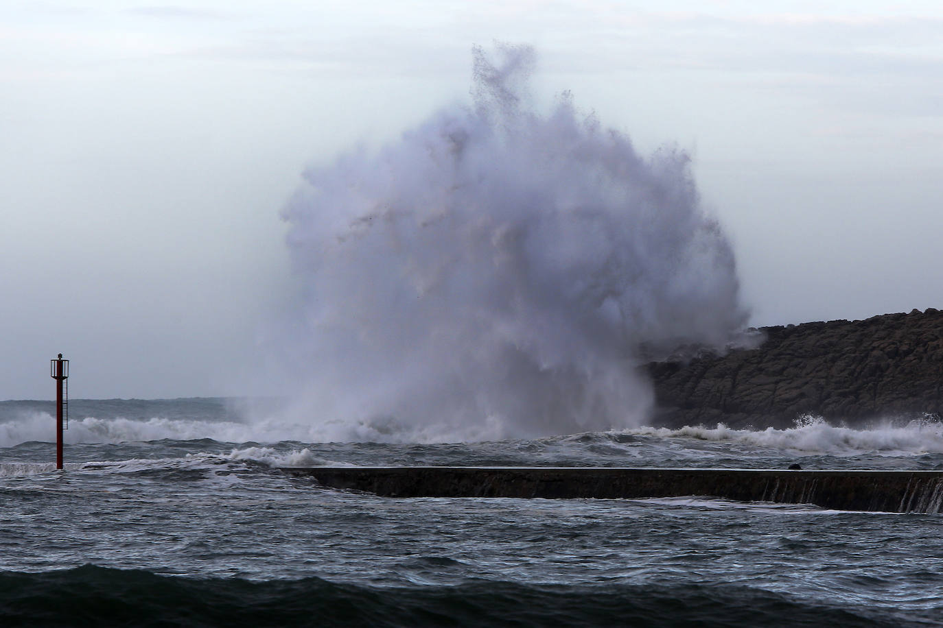 Fotos: Las imágenes que deja el temporal este lunes en Suances