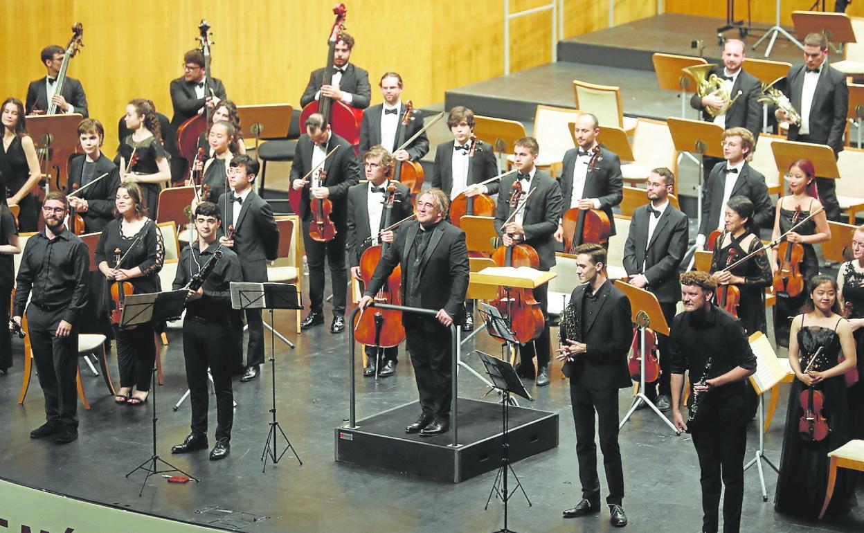 Orozco-Estrada al frente de la Sinfónica Freixenet en la gran celebración musical de la sala Argenta