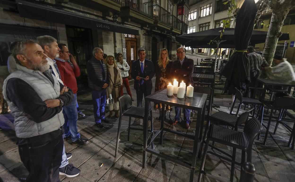 Este martes los hosteleros de Cañadío han apagado durante cinco minutos sus negocios en protesta por el aumento del precio de la luz y el gas, dentro de la convocatoria impulsada a nivel nacional. 