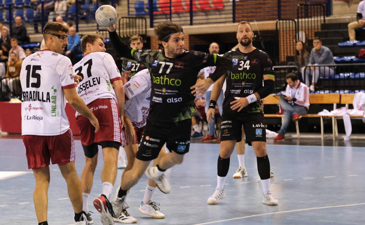 Una lance de ataque de un jugador del equipo cántabro en un partido contra el Balonmano Logroño.