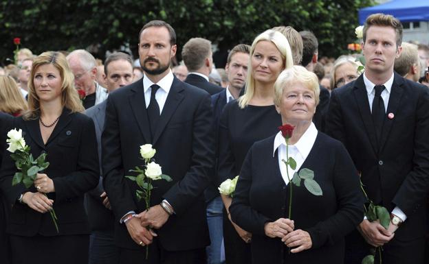 Imagen principal - Arriba, la princesa Marta Luisa, el príncipe Haakon y la princesa Mette-Marit participan en la Marcha de la Rosa en Oslo. A la izquierda, Marta Luisa con su marido, Ari Behn y sus hijas. A la derecha, la familia real en los actos por el 80º aniversario de los reyes de Noruega.