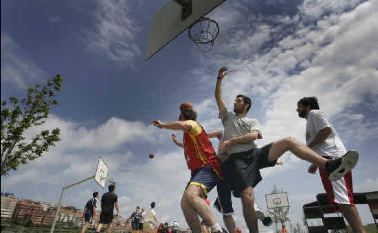 Imagen de archivo de la zona para jugar a baloncesto del parque de Las Llamas, en Santander.