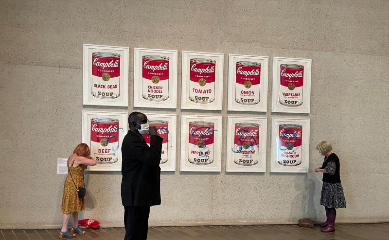 La obra de Warhol manchada. 