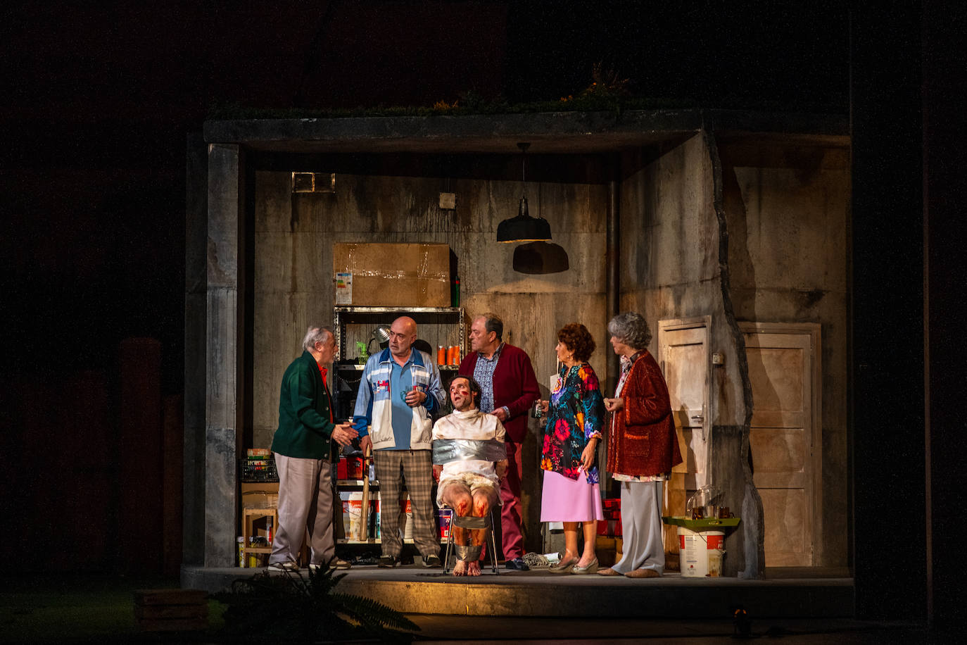 Alberto Iglesias, en el centro, en una de las escenas de 'Los secuestradores de Chiemsee'