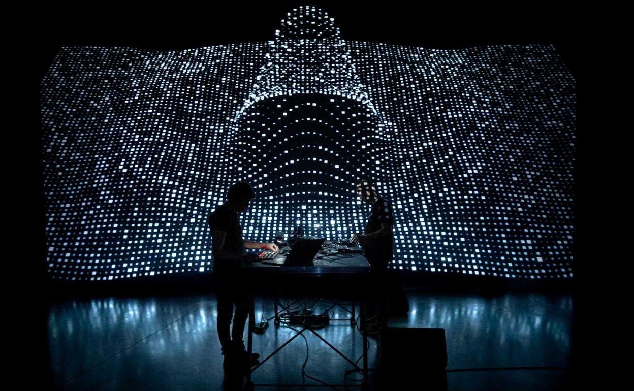 Imagen del espectáculo audiovisual 'Atotal' A/V, creado por los artistas franceses Franck Vigroux y Antoine Schmitt. 