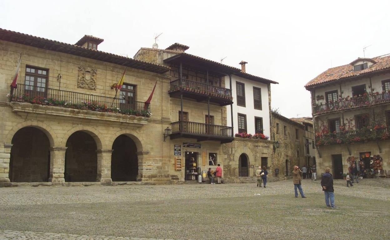 Vista exterior del Ayuntamiento de Santillana del Mar.