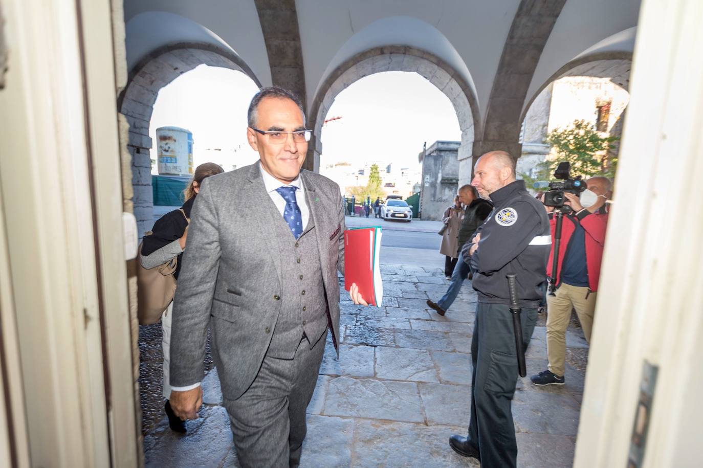 Médicos en huelga se concentraron ante el Parlamento, donde abuchearon al consejero de Sanidad a su entrada al edificio para presentar los presupuestos de su departamento.