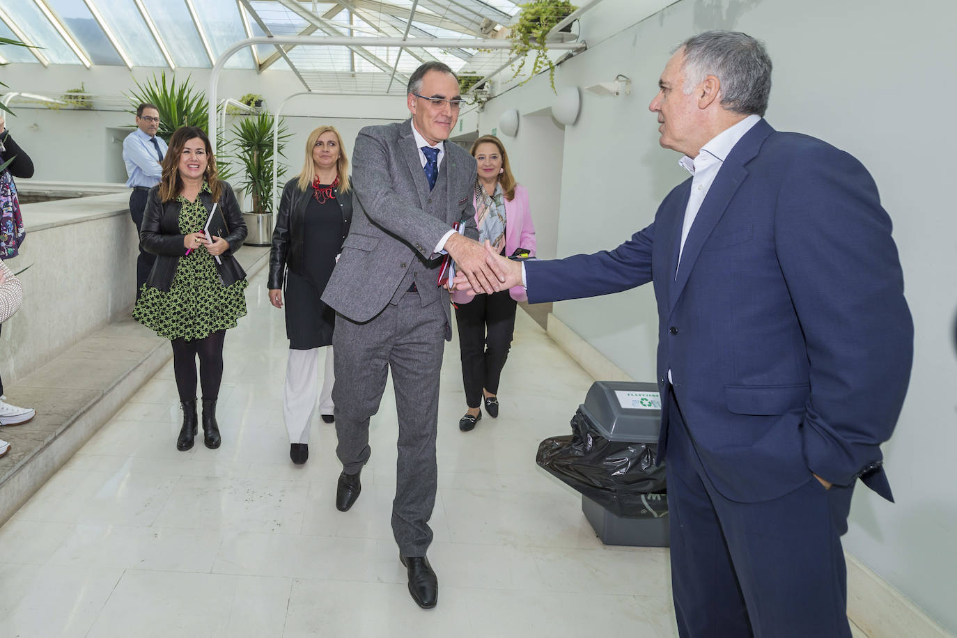 Médicos en huelga se concentraron ante el Parlamento, donde abuchearon al consejero de Sanidad a su entrada al edificio para presentar los presupuestos de su departamento.