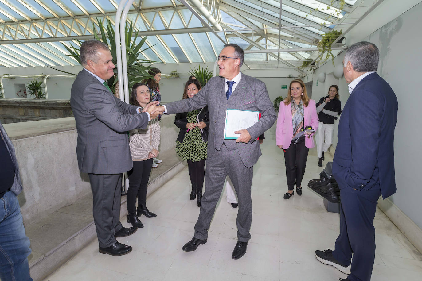 Médicos en huelga se concentraron ante el Parlamento, donde abuchearon al consejero de Sanidad a su entrada al edificio para presentar los presupuestos de su departamento.