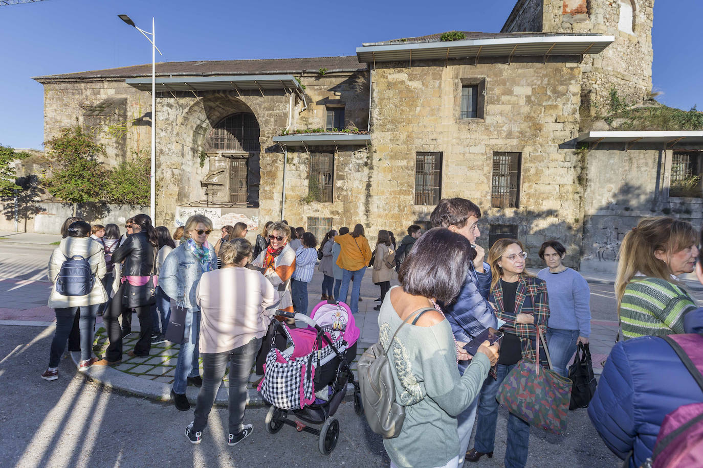 Médicos en huelga se concentraron ante el Parlamento, donde abuchearon al consejero de Sanidad a su entrada al edificio para presentar los presupuestos de su departamento.