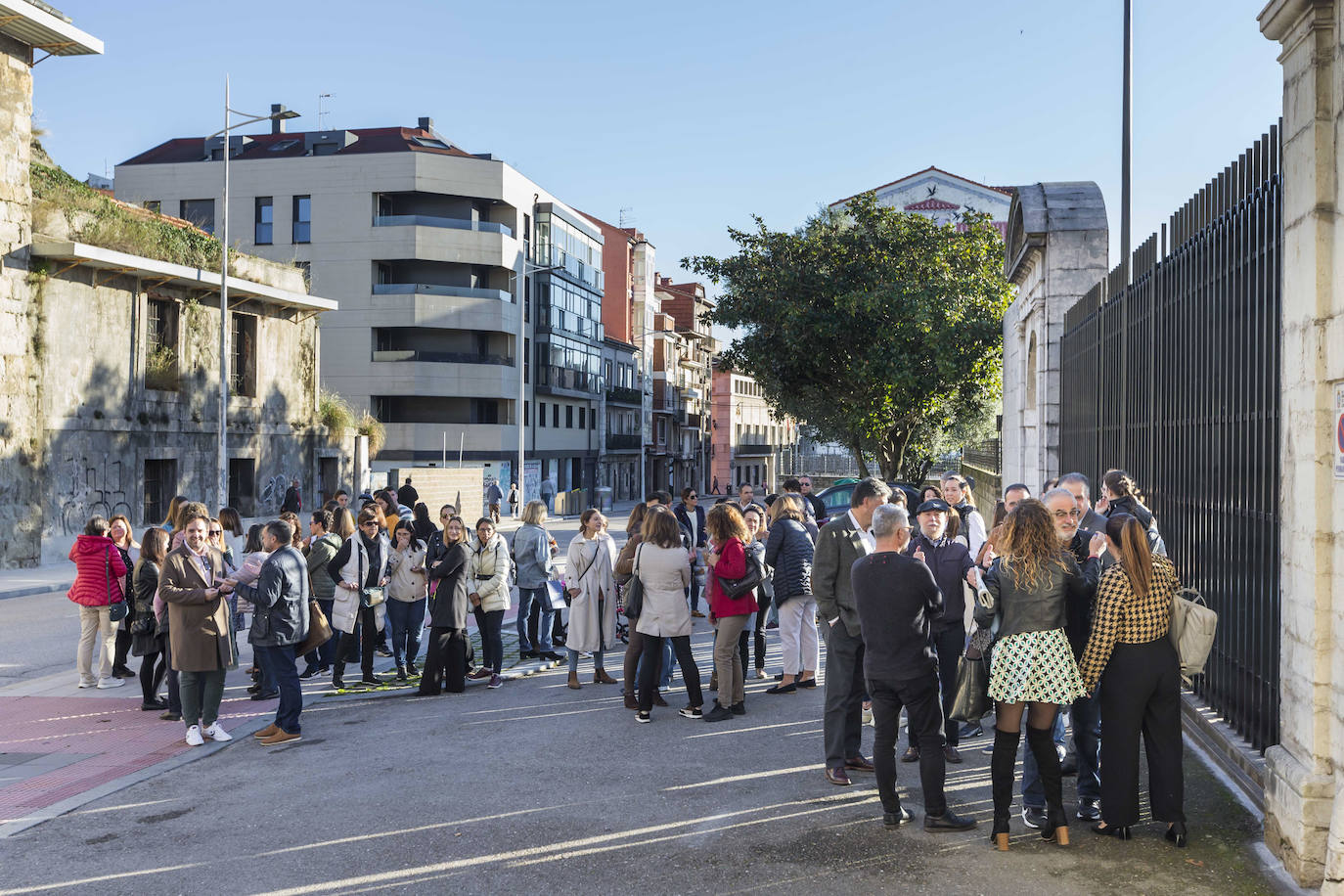 Médicos en huelga se concentraron ante el Parlamento, donde abuchearon al consejero de Sanidad a su entrada al edificio para presentar los presupuestos de su departamento.