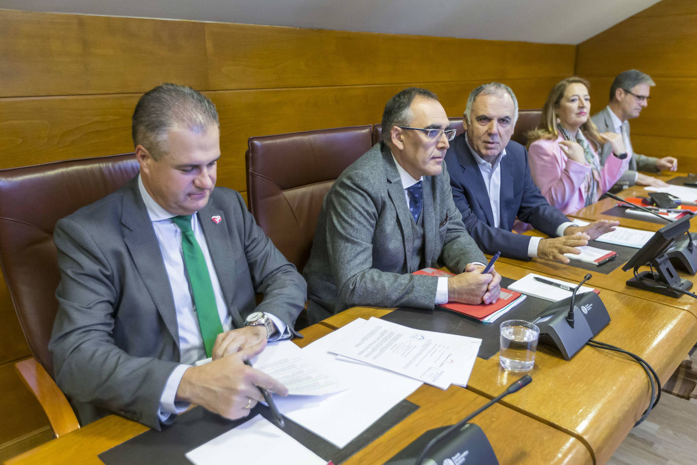 Médicos en huelga se concentraron ante el Parlamento, donde abuchearon al consejero de Sanidad a su entrada al edificio para presentar los presupuestos de su departamento.