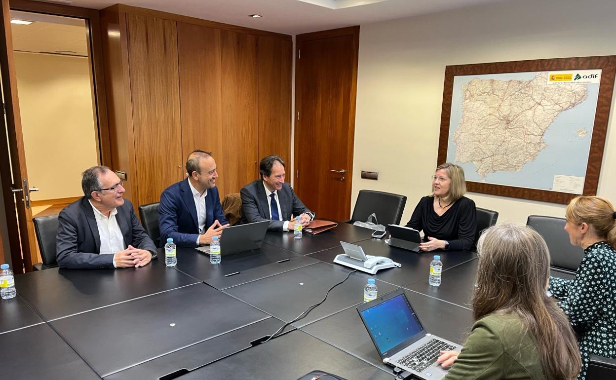 Viadero, López Estrada y Gochicoa (de izquierda a derecha) charlan con la presidenta de ADIF, María Luisa González, este viernes, durante la reunión. 