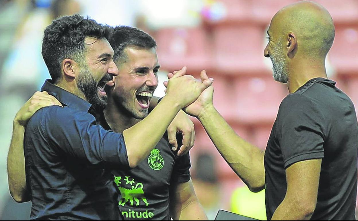 El técnico del Racing Guillermo Fernández Romo junto al preparador físico Fran Ruiz y el entrenador de porteros Pedro Dorronsoro