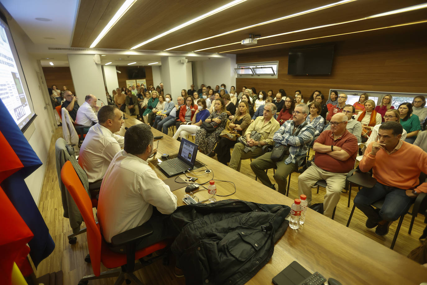 Asamblea celebrada en el Colegio de Médicos en la que los asistentes manifestaron su apoyo entusiasta a la movilización del domingo